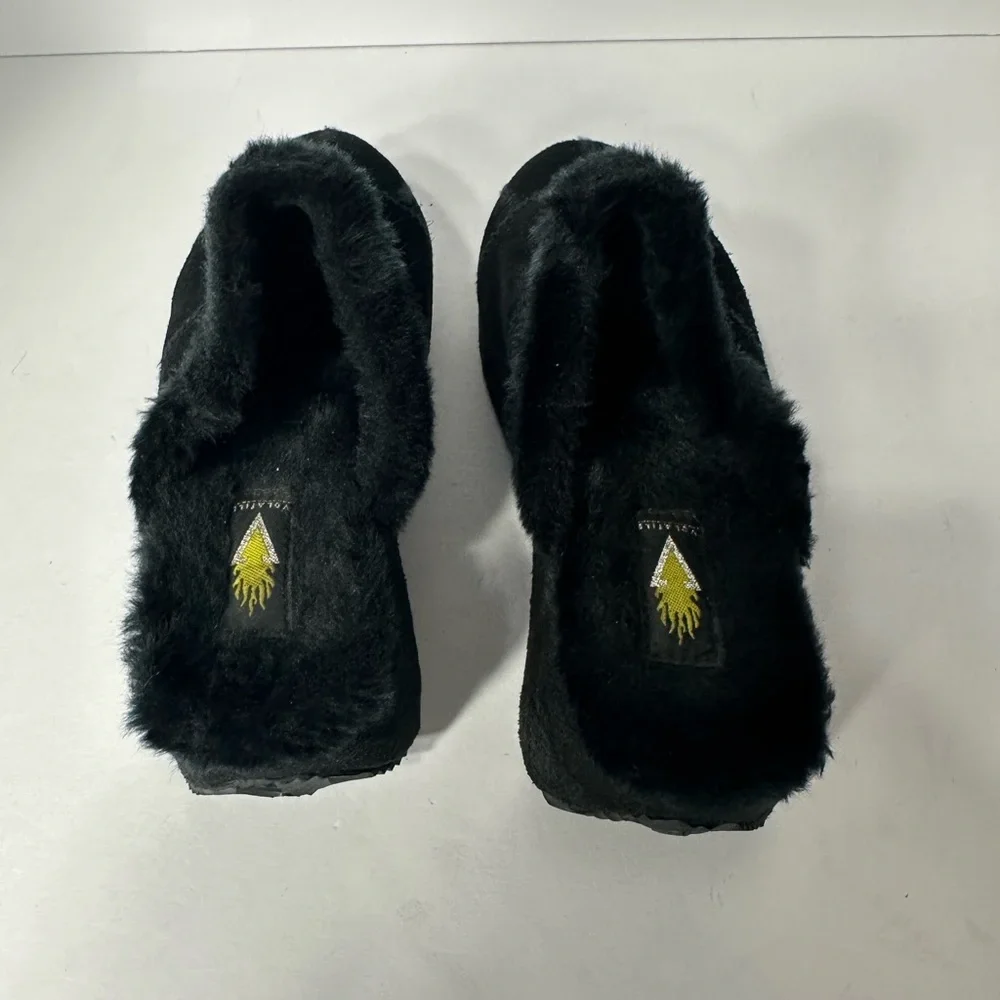 VOLATIRE Kids Black Fuzzy Slippers size 6 pre owned Exellent condition